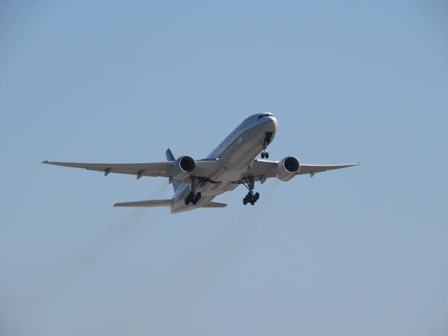 N784UA - Twin-engine aircraft