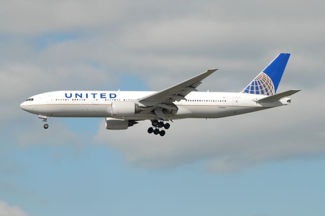 N782UA - Twin-engine aircraft