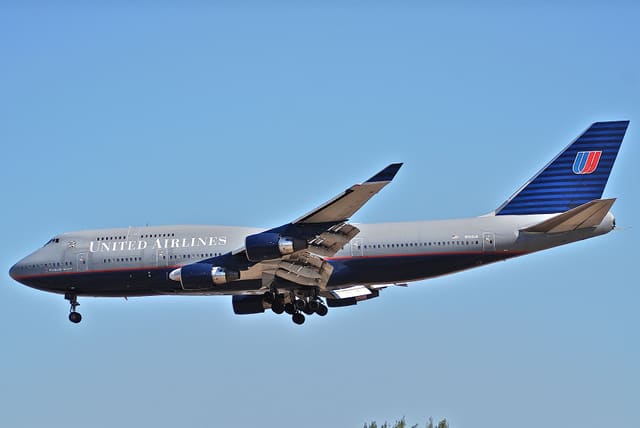 N104UA - Boeing