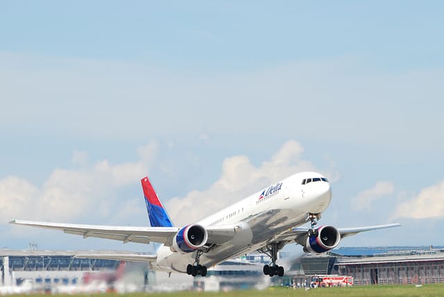 N394DL - Twin-engine aircraft