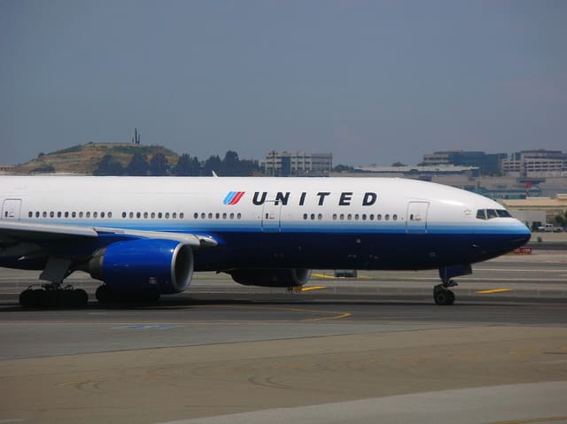 N220UA - Twin-engine aircraft