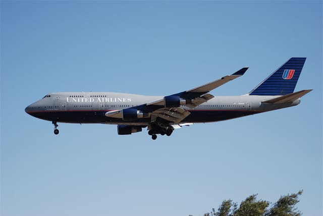 N104UA - Boeing