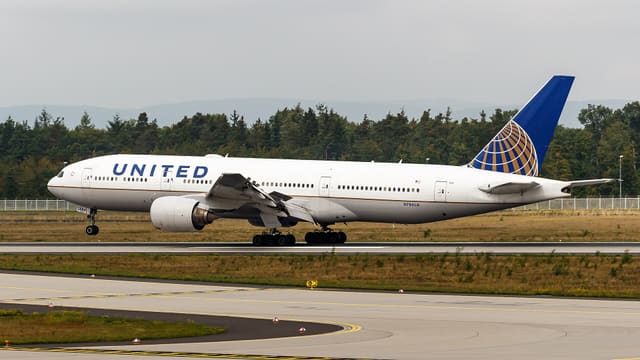 N784UA - Twin-engine aircraft