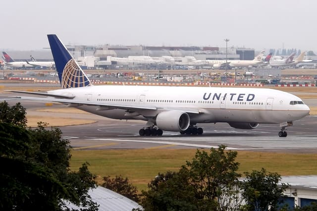 N792UA - Twin-engine aircraft