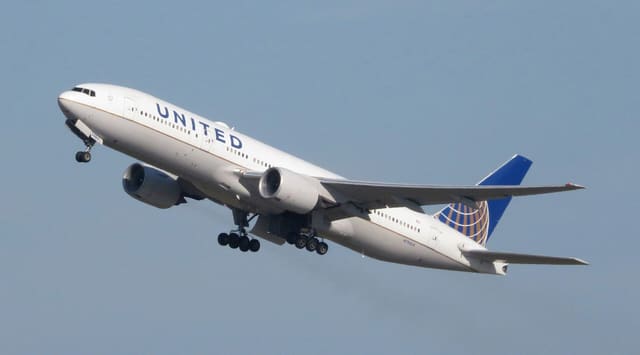 N784UA - Twin-engine aircraft