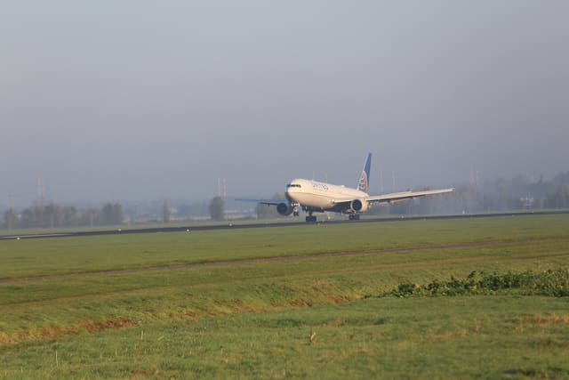 N646UA - Twin-engine aircraft