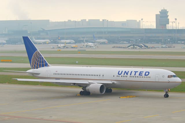 N656UA - Twin-engine aircraft