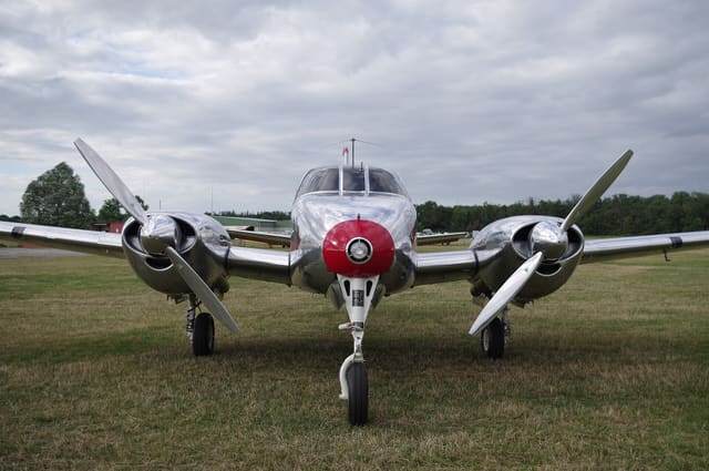 N3670B - Twin-engine aircraft