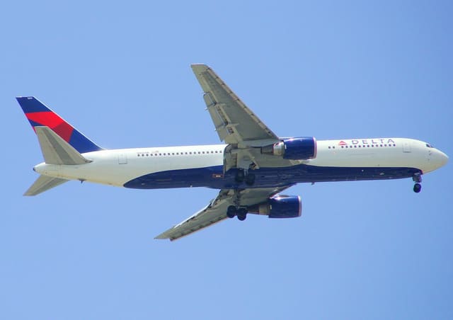 N1604R - Twin-engine aircraft