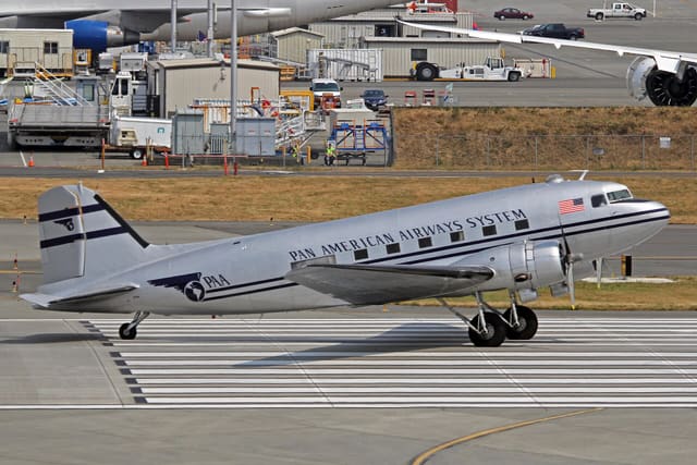 N877MG - Douglas