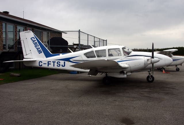 C-FTSJ - Twin-engine aircraft