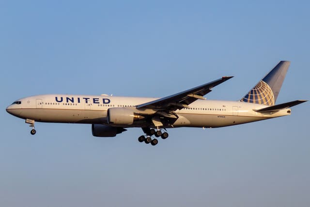 N784UA - Twin-engine aircraft