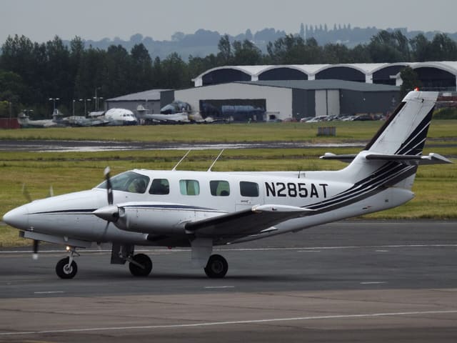 N285AT - Twin-engine aircraft