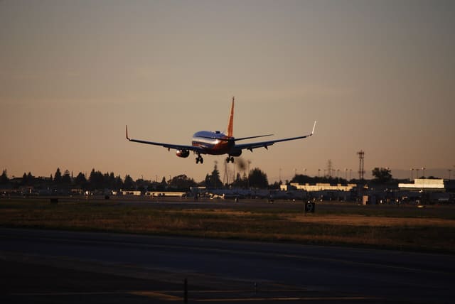 N916WN - Twin-engine aircraft