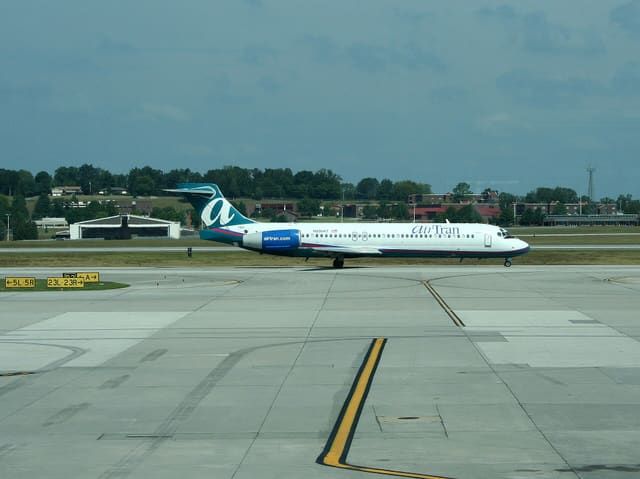 N990AT - Twin-engine aircraft
