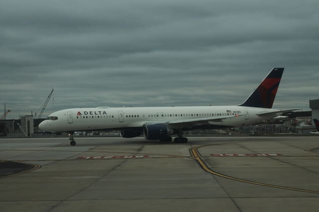 N676DL - Twin-engine aircraft