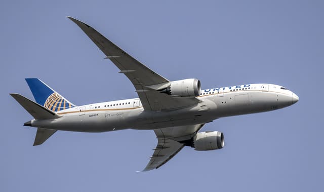 N20904 - Twin-engine aircraft