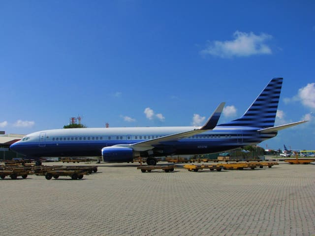 N737M - Twin-engine aircraft