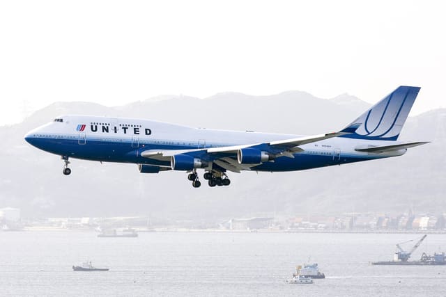 N104UA - Boeing