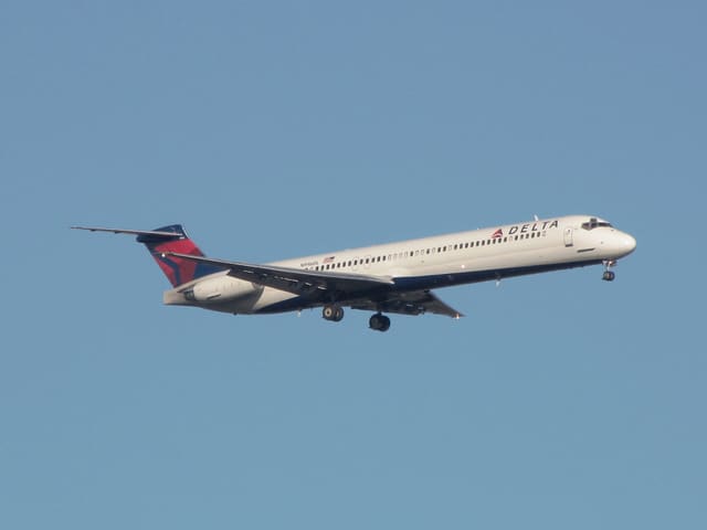 N996DL - Twin-engine aircraft