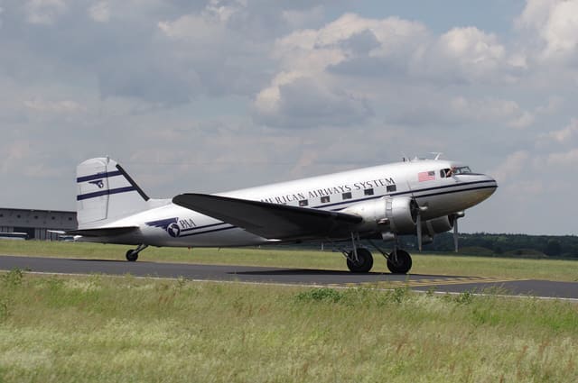 N877MG - Douglas