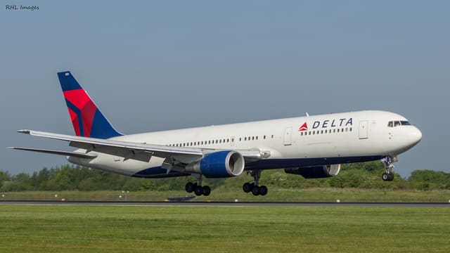 N153DL - Twin-engine aircraft