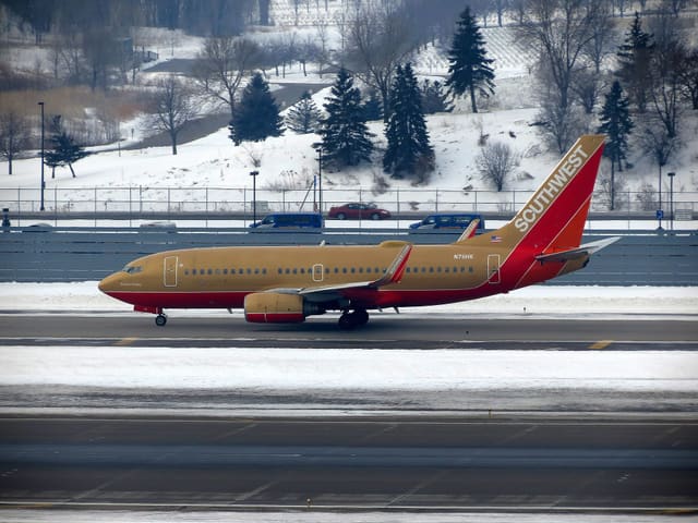 N711HK - Twin-engine aircraft