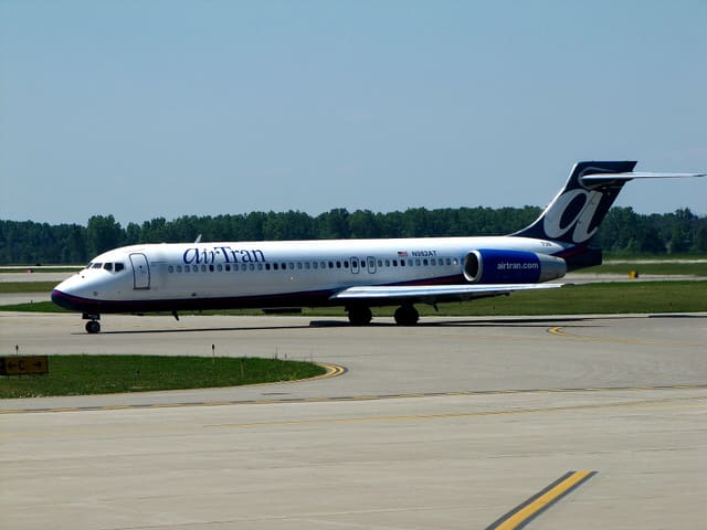 N982AT - Twin-engine aircraft