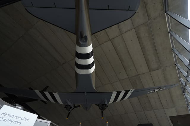 N9985F - Twin-engine aircraft
