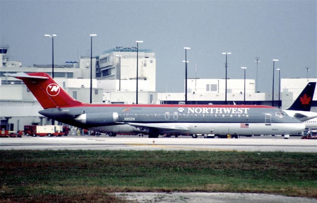 N952N - Twin-engine aircraft
