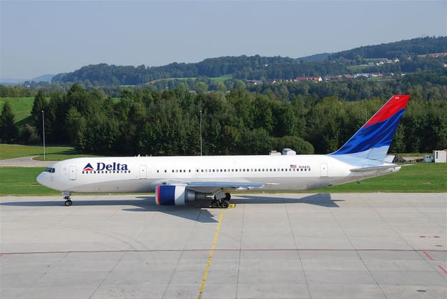N154DL - Twin-engine aircraft