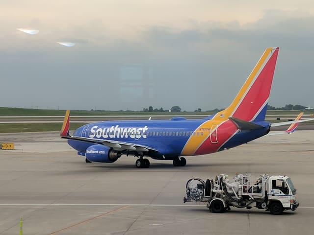 N713SW - Twin-engine aircraft
