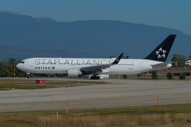 N653UA - Twin-engine aircraft