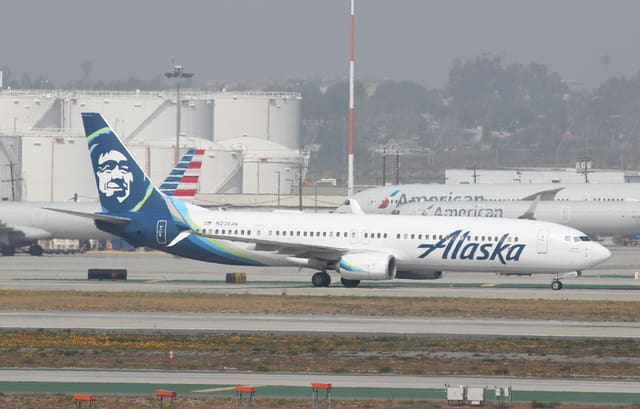N236AK - Twin-engine aircraft