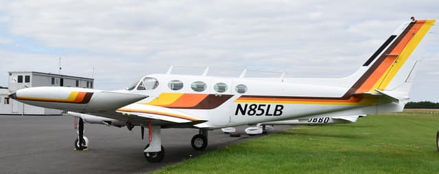 N85LB - Twin-engine aircraft