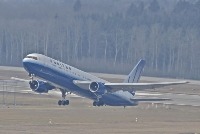 N654UA - Twin-engine aircraft
