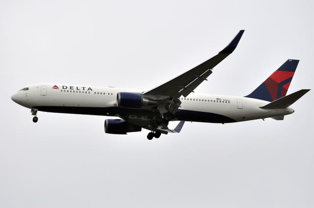 N1603 - Twin-engine aircraft