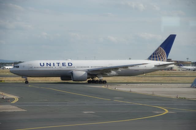 N793UA - Twin-engine aircraft