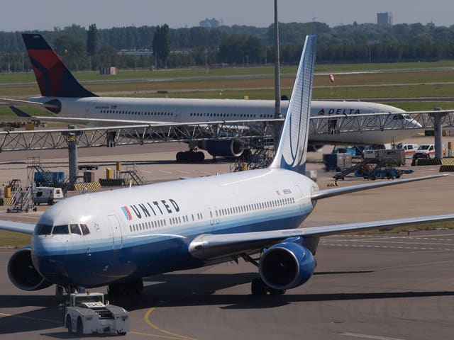 N655UA - Twin-engine aircraft