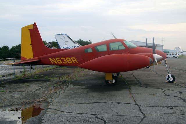N638R - Twin-engine aircraft