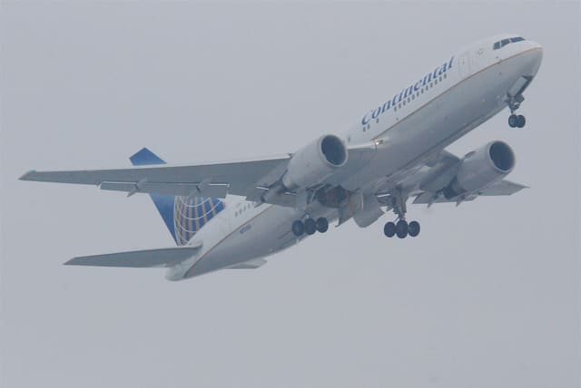 N73152 - Twin-engine aircraft