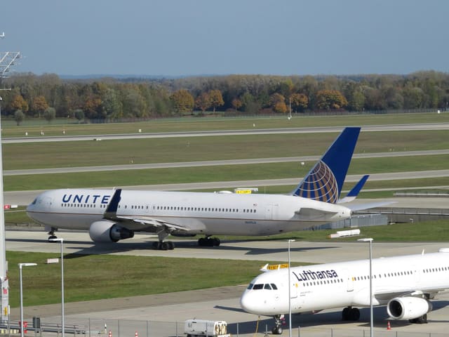 N659UA - Twin-engine aircraft