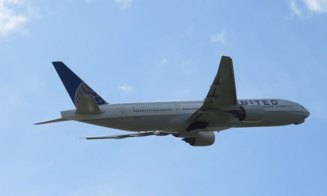 N222UA - Twin-engine aircraft