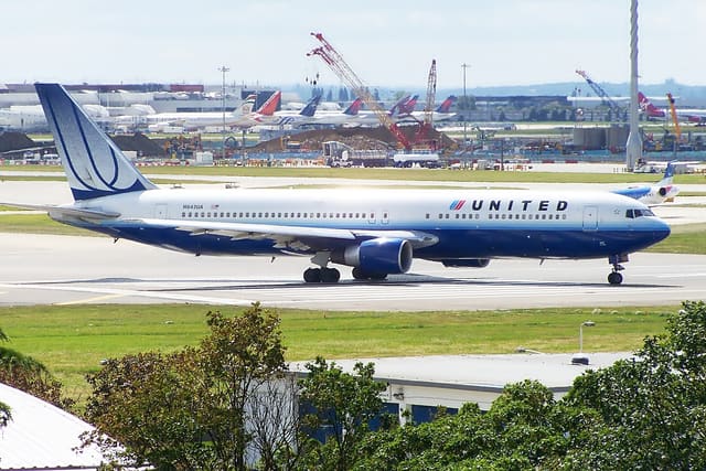 N642UA - Twin-engine aircraft