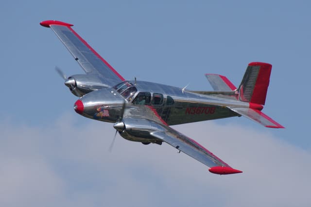 N3670B - Twin-engine aircraft