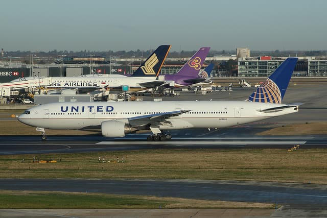 N788UA - Twin-engine aircraft