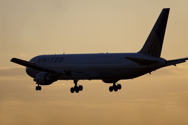 N652UA - Twin-engine aircraft