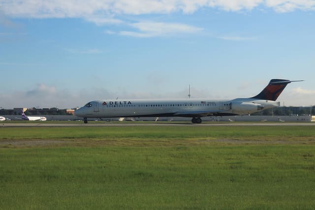N984DL - Twin-engine aircraft