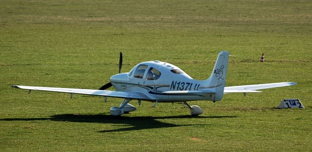 N137LU - Cirrus