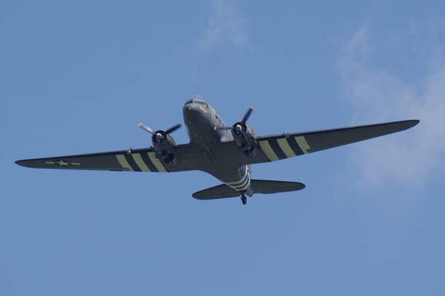 N74589 - Twin-engine aircraft